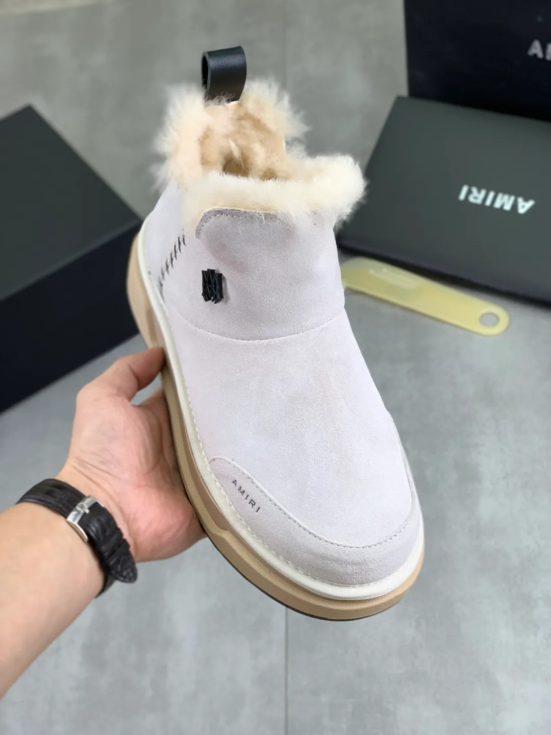 Men's shoes 💰P520 New high-quality fur-integrated Amiri Emile new winter wool shoes MA-1 wool shoes Amiri gave up the rock punk style in the new season. It uses a lot of unsaturated colors, Morandi tones, whether you see or wear them, it will make people very happy. The large tongue of the bread shoes continues, shortens the length of the shoe body, thickens the midsole, and the toe part is more rounded. Amiri's brand letters and MA logo appear on the side of the shoe. Fabric: Original custom imported first-layer frosted cowhide + real wool lining. Outsole TPU material. Bottom thickness 4CM. Color: three colors available. Size: #女 models 35-40